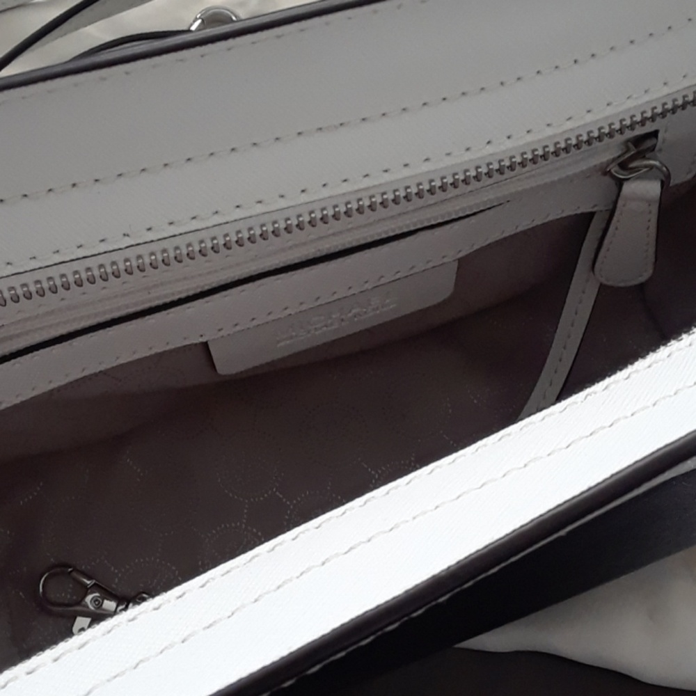 New Michael Kors Crossbody - Picture 5 of 8